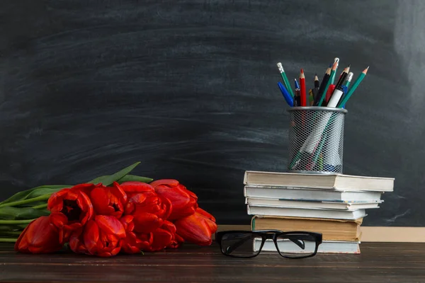 Libros Tulipanes Rojos Útiles Escolares Sobre Fondo Pizarra Concepto Una — Foto de Stock