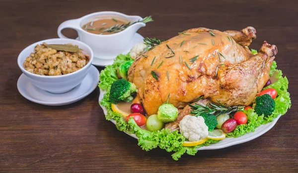 Süslenmiş kavrulmuş Türkiye doldurma