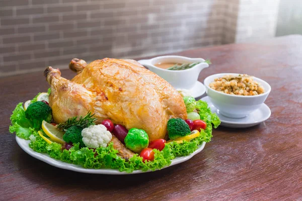 Süslenmiş kavrulmuş Türkiye doldurma