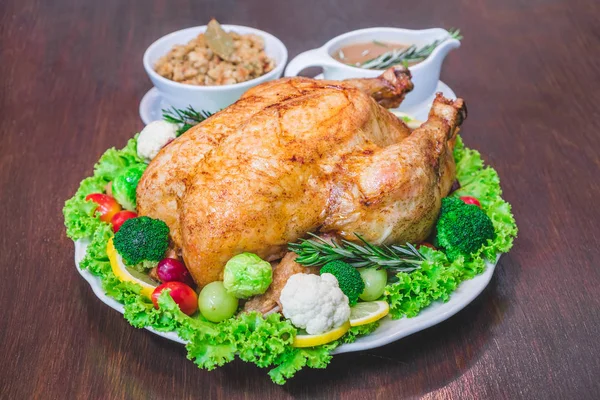 Süslenmiş kavrulmuş Türkiye doldurma