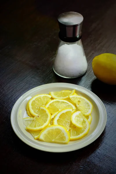 Frische Zitrone in Scheiben geschnitten — Stockfoto