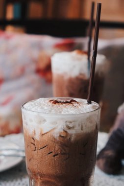 Kafedeki buzlu kahve