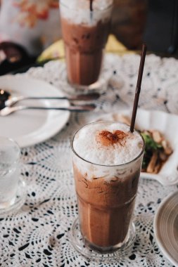 Kafedeki buzlu kahve