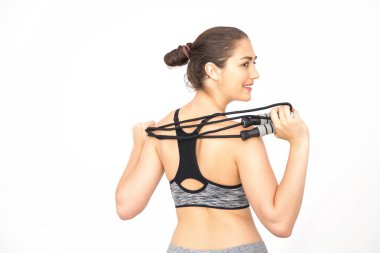 Genç gülümseyen kadın bir atlama ipi - sağlık ve Fitness kavramı holding beyaz