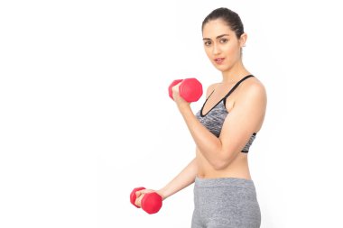 Genç Kafkas kadın kaldırma dumbbells üzerinde beyaz arka plan - sağlık ve Fitness kavramı