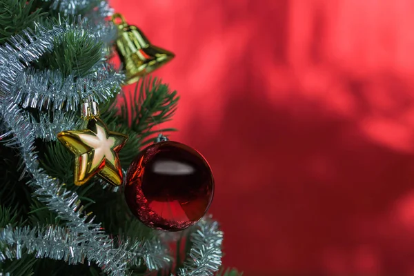 Noel ağacı Close-Up zengin parlak kırmızı arka planda süslemeli - boşaltmak ile dekore edilmiş. — Stok fotoğraf