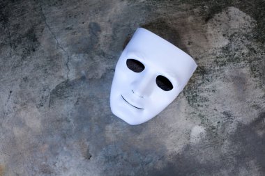 Karanlık grunge doku üzerinde beyaz maske 