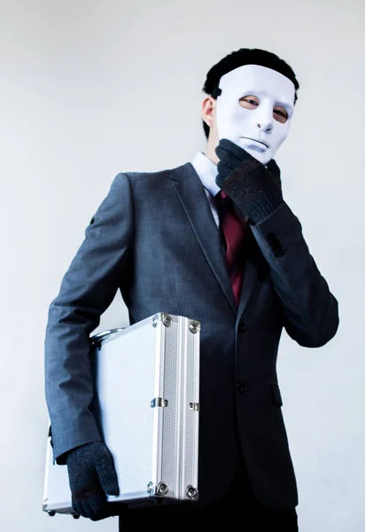 Zakenman in vermomming masker het stelen van een vertrouwelijke koffer — Stockfoto
