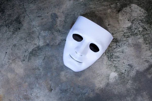 Wit masker op donkere grunge textuur — Stockfoto