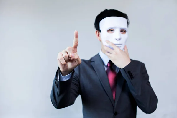 Anonieme zakenman in masker verbergen zichzelf aan te raken op virtueel scherm - met copyspace. — Stockfoto