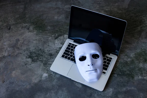 Anoniem masker te verbergen van de identiteit op computer laptop - internet strafzaken en cyber bedreiging veiligheidsconcept. — Stockfoto