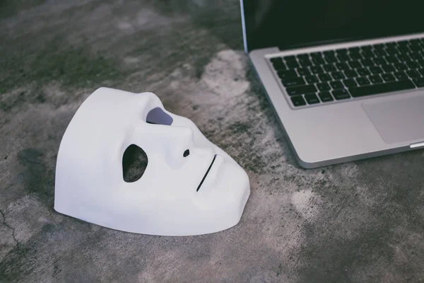 Anoniem masker te verbergen van de identiteit op computer laptop - internet strafzaken en cyber bedreiging veiligheidsconcept. — Stockfoto