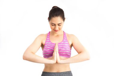 Namaste duruş! Kadın spor sutyen performans gösteren imza namaste yoga pratik poz - Pilates, Yoga ve spor eğitim kavramı
