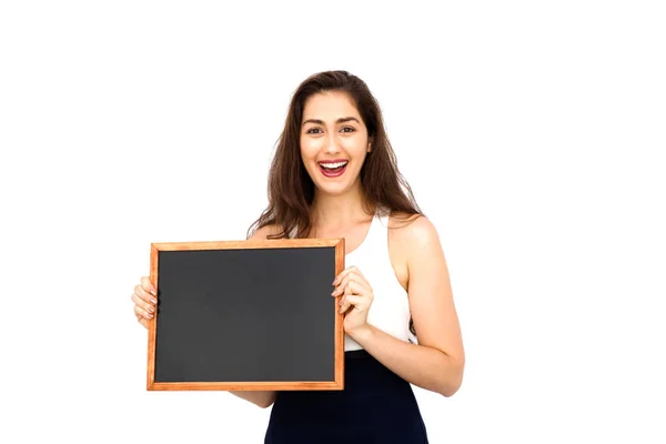 Vackra kaukasiska kvinna som håller tom blackboard över vit bakgrund - redo att fylla text — Stockfoto