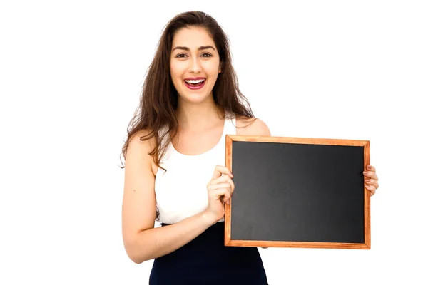 Vackra kaukasiska kvinna som håller tom blackboard över vit bakgrund - redo att fylla text — Stockfoto