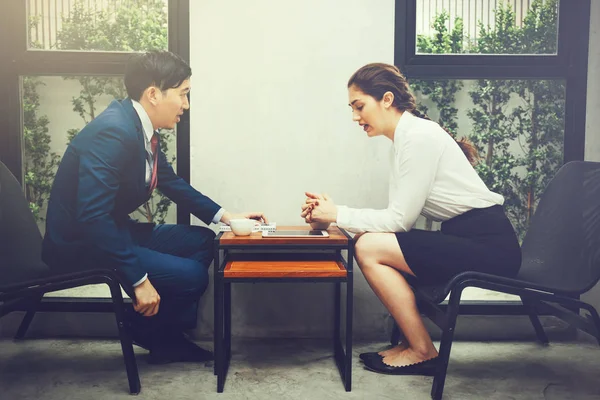 Hombre de negocios y mujer de negocios teniendo una discusión casual - Concepto de negocio en tono vintage — Foto de Stock