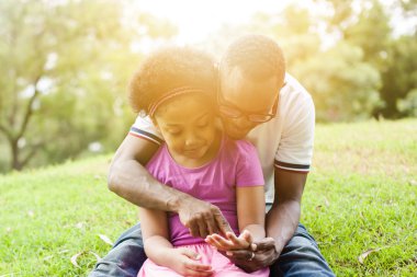Afro-Amerikan aile birlikte park açık oynayan