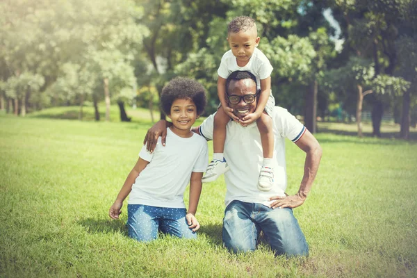 Baba, oğlu ve kızı mutlu ve neşeli Afro-Amerikan Aile. — Stok fotoğraf