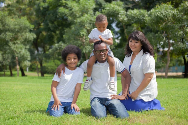 Feliz diverso e misto raça família grupo foto no parque — Fotografia de Stock