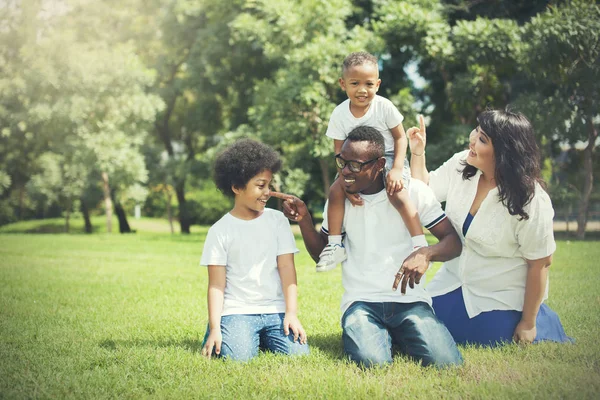 Oynak ve iyi kez parkta sahip Asya anne ile birlikte Afro-Amerikan Aile. — Stok fotoğraf