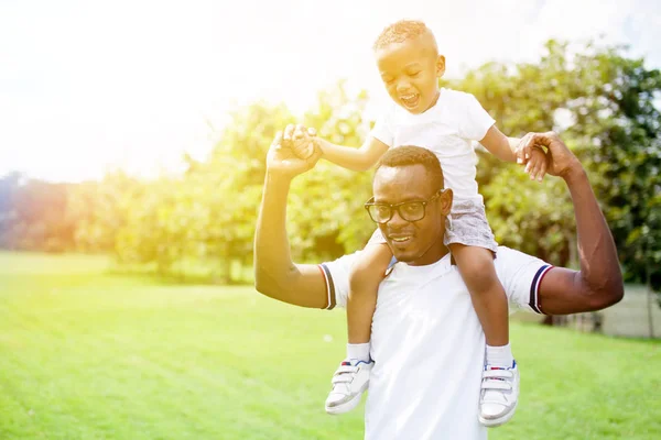 Mutlu ve neşeli baba ve oğul yaparken omzunda Park — Stok fotoğraf