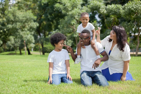 Oynak ve iyi kez parkta sahip Asya anne ile birlikte Afro-Amerikan Aile. — Stok fotoğraf