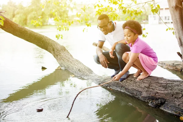 Afro-Amerikan aile göl çevresinde oynarken