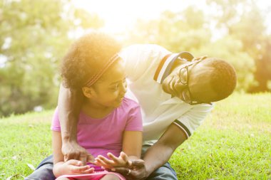 Afro-Amerikan aile birlikte park açık oynayan