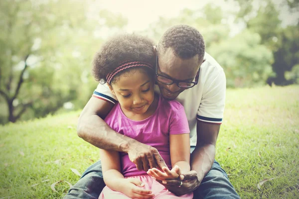 Afro-Amerikan aile birlikte park açık oynayan