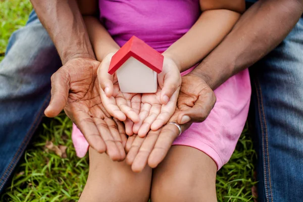 Elinde yeşil park - aile birlikte holding ev aile ev ve gayrimenkul konsept — Stok fotoğraf