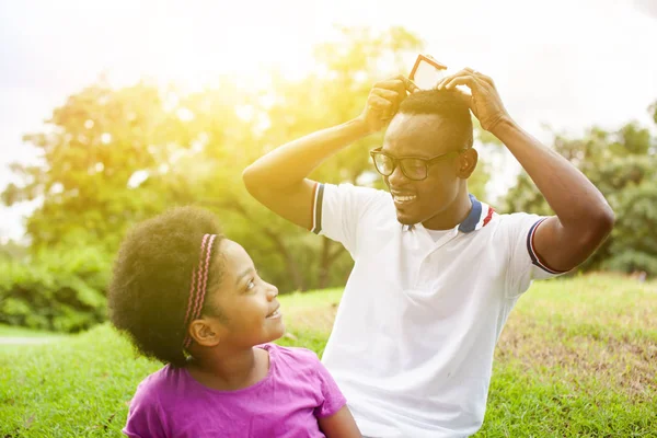 Afro-Amerikan aile ev, gelecekteki ev yatırım satın amaçlayan ev modeli ile - oyun — Stok fotoğraf