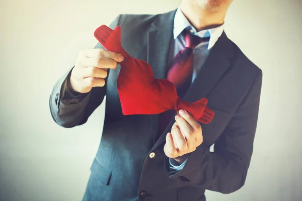 Бизнесмен, держащий открытое вооруженное сердце руками - теплый прием и приглашение с концепцией сердца . — стоковое фото