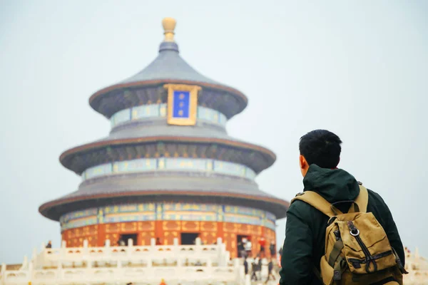 Junger Reisender vor dem Tempel des Himmels - in Peking, China. Asienreise — Stockfoto
