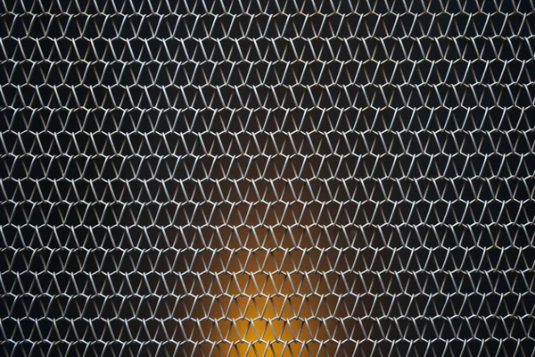 斜めの金属メッシュ グリッド ネット フェンス テクスチャ背景 — ストック写真