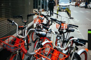 Beijing, Çin 6 Ocak 2017: Mobike bisikletler içinde Beijing, çini. Mobike nerede bisiklet Çin'deki birçok ilde bir app aracılığıyla kullanıcı kapmak popüler bir Bisiklet paylaşım platformu olduğunu