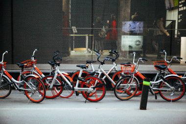 Beijing, Çin 6 Ocak 2017: Mobike bisikletler içinde Beijing, çini. Mobike nerede bisiklet Çin'deki birçok ilde bir app aracılığıyla kullanıcı kapmak popüler bir Bisiklet paylaşım platformu olduğunu