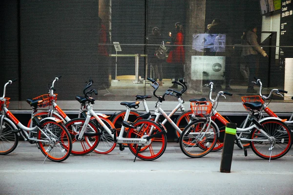 Beijing, china 6. Januar 2017: mobike fahrräder in beijing, china. mobike ist eine beliebte Fahrrad-Sharing-Plattform, bei der Nutzer über eine App in vielen Städten Chinas Fahrräder ergattern können — Stockfoto