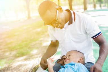 Çok güzel baba ve oğul birbirlerini parkta oynarken