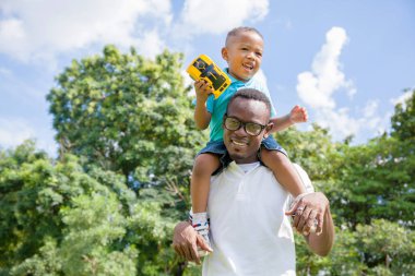 Afro-Amerikan baba ve oğul park açık Paketle