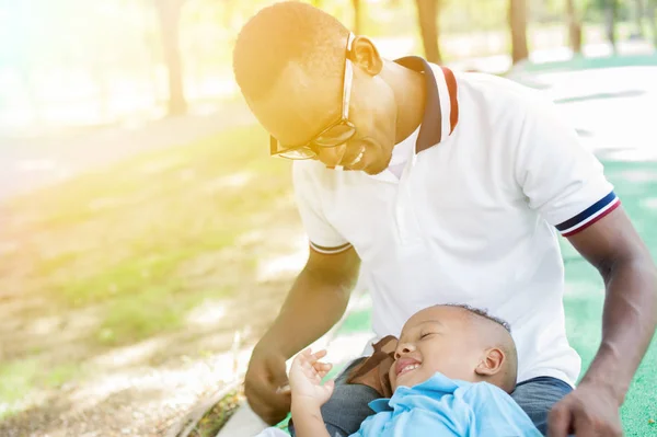 Çok güzel baba ve oğul birbirlerini parkta oynarken — Stok fotoğraf