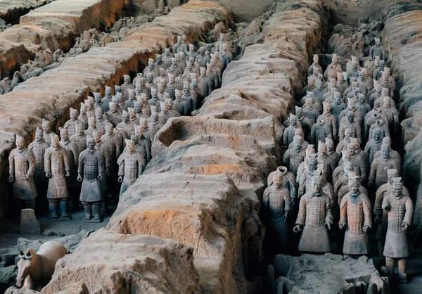 Armée de terre cuite de soldat groupe de sculptures à Xian, Chine — Photo