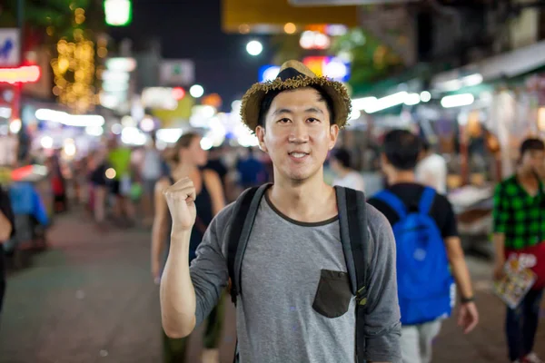 Aziatische toeristische wijzend op de achterkant in Asia avondmarkt — Stockfoto