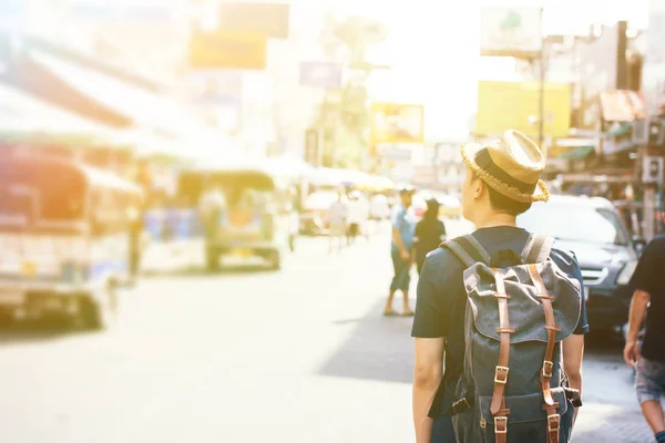若いアジアのタイ ・ バンコクのカオサン通り屋外市場でバックパッカーの旅 — ストック写真