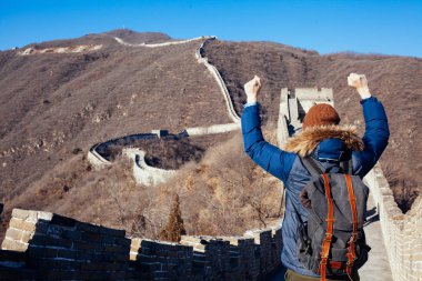Çin Seddi turist yükselterek elinde sevinç - seyahat Çin, Asya kavramı