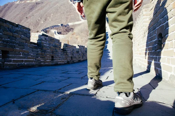Closeup of Traveler 's Feet walking in Great wall of China - Travel in China, Asia concept — Stok Foto