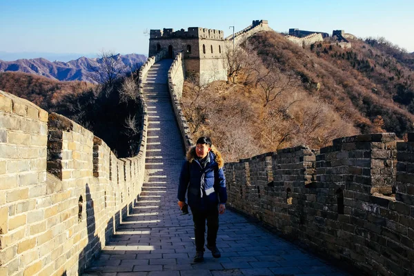 Homem asiático caminhando na Grande Muralha da China - Viajar na China, conceito da Ásia — Fotografia de Stock