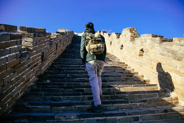 Retour du voyageur escalade dans la Grande Muraille de Chine - Voyage en Chine, concept Asie — Photo