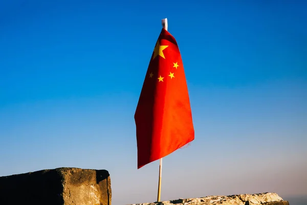 Bandeira da China acenando na Grande Muralha da China — Fotografia de Stock