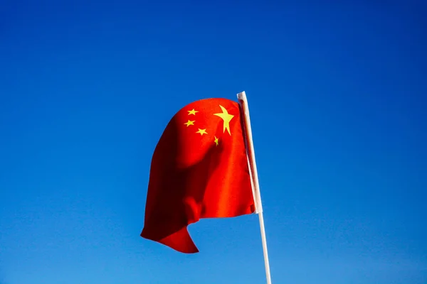 Číny vlajka mávala nad modré nebe - země v Asii — Stock fotografie