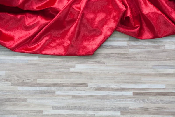 Червоний багатий колір розкішної тканини на дерев'яному тлі текстури з простором для копіювання — стокове фото